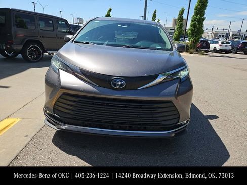 Used 2021 Toyota Sienna XLE FWD image 2