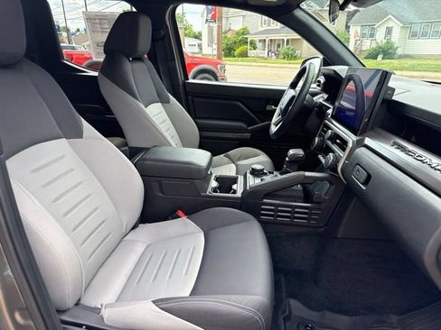 Used 2024 Toyota Tacoma TRD Sport AWD/4WD image 31