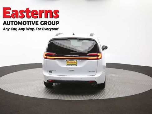 Used 2023 Chrysler Pacifica Limited FWD image 39