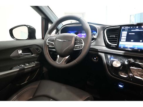 Used 2025 Chrysler Pacifica Select w/ Fav Edition Package FWD image 24