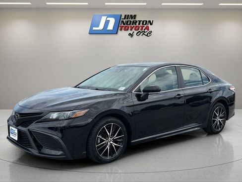 Used 2023 Toyota Camry SE FWD image 1