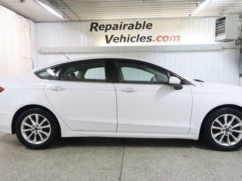 Used 2017 Ford Fusion SE FWD image 4