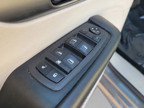 Used 2021 Chrysler Pacifica Touring-L image 16