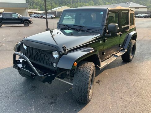 Used 2015 Jeep Wrangler Unlimited Sahara w/ Connectivity Group AWD/4WD image 5