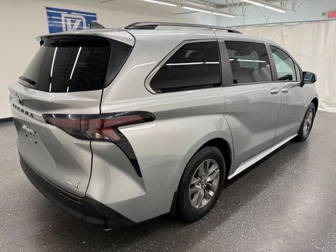 Used 2024 Toyota Sienna LE AWD/4WD image 2