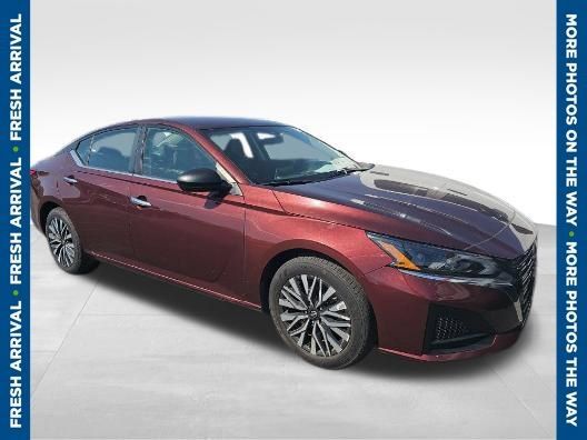 Used 2024 Nissan Altima 2.5 SV FWD image 1