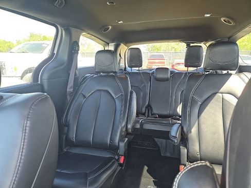 Used 2025 Chrysler Pacifica Select image 5
