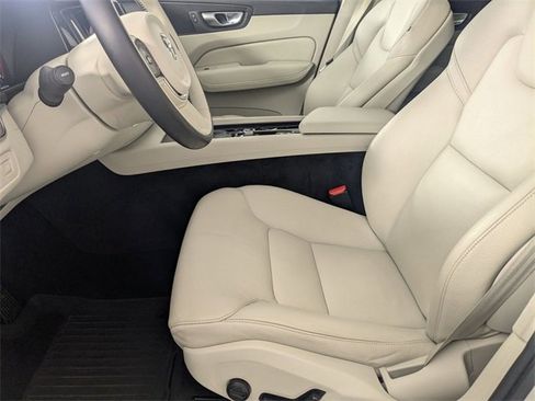 Used 2021 Volvo XC60 T5 Momentum w/ Protection Package Premier image 14
