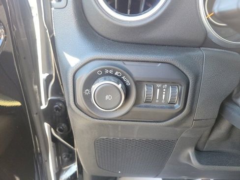 Used 2018 Jeep Wrangler Unlimited Sahara image 37