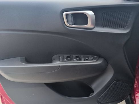 Used 2025 Hyundai Venue SEL FWD image 11