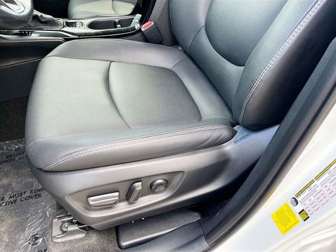 Used 2023 Toyota Corolla Cross XLE w/ Convenience Package FWD image 18