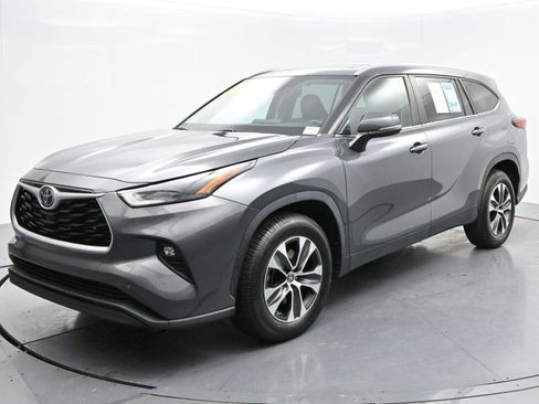 Used 2023 Toyota Highlander XLE image 3