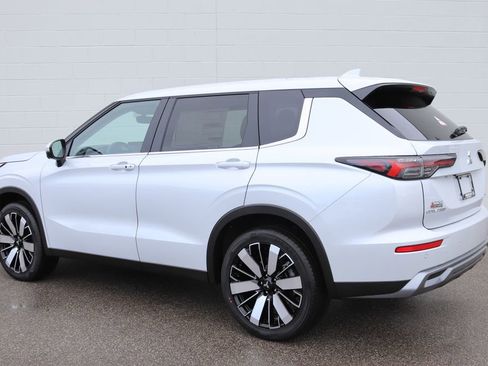 New 2026 Mitsubishi Outlander SE image 3