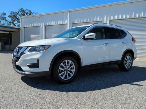 Used 2017 Nissan Rogue SV w/ SV Premium Package image 2