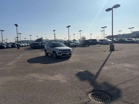 Used 2025 Jeep Compass Limited image 8