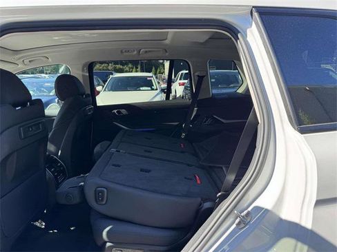 Used 2022 BMW X7 xDrive40i w/ Parking Assistance Package image 11