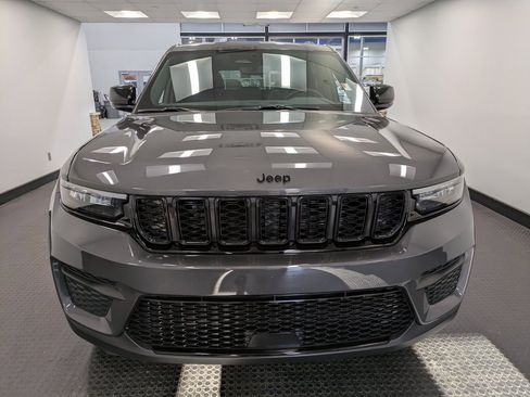 Used 2024 Jeep Grand Cherokee Altitude image 2