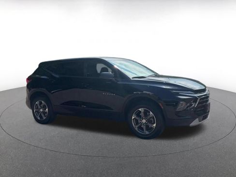 Used 2025 Chevrolet Blazer LT FWD image 2