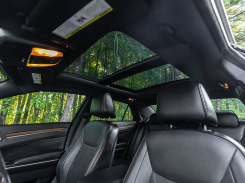 Used 2016 Chrysler 300 C Platinum RWD image 11