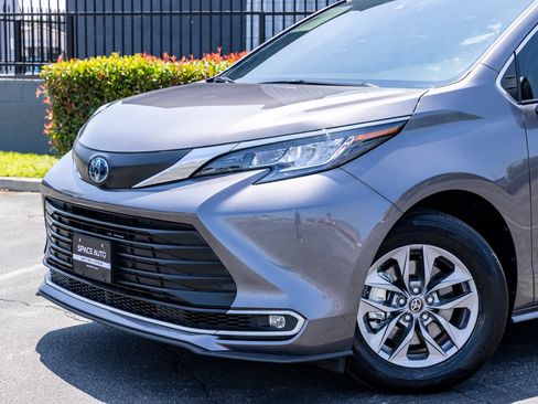 Used 2023 Toyota Sienna XLE FWD image 20
