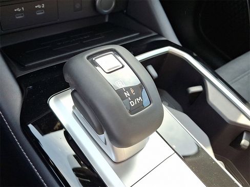 New 2025 Mitsubishi Outlander SE image 11