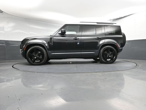 Used 2021 Land Rover Defender 110 SE image 30