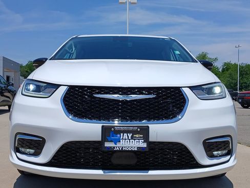 Used 2024 Chrysler Pacifica Touring-L FWD image 32
