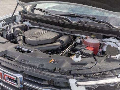 Used 2025 GMC Acadia Elevation image 12