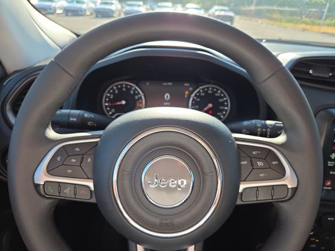 Used 2023 Jeep Renegade Latitude AWD/4WD image 10