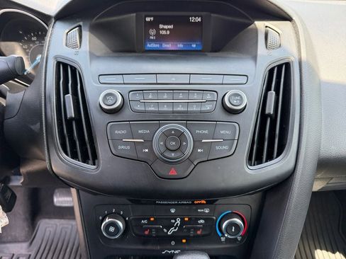 Used 2018 Ford Focus SE w/ Cold Weather Package FWD image 18