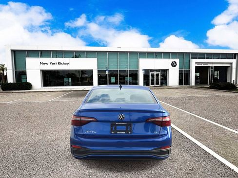 Used 2022 Volkswagen Jetta SE w/ Panoramic Sunroof Package image 7