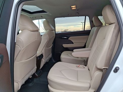 Used 2021 Toyota Highlander XLE image 11