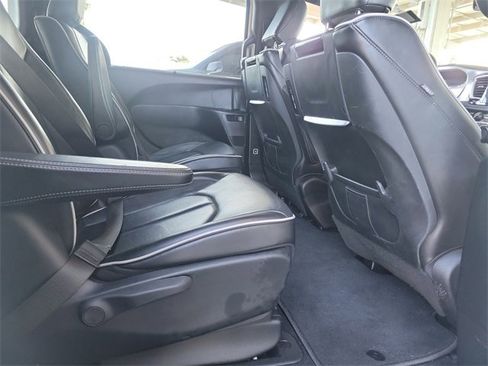 Used 2019 Chrysler Pacifica Limited w/ Advanced Safetytec Group image 23