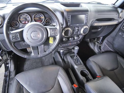 Used 2017 Jeep Wrangler Unlimited Sahara AWD/4WD image 3