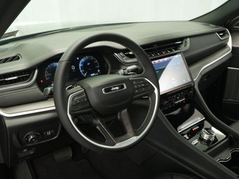 Used 2025 Jeep Grand Cherokee L Limited w/ Luxury Tech Group II image 39