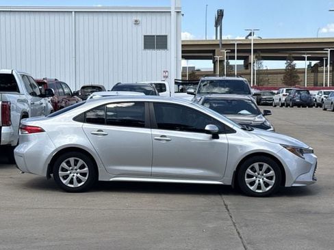 Used 2025 Toyota Corolla LE FWD image 3