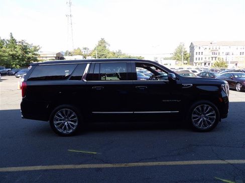 Used 2021 GMC Yukon XL Denali w/ Denali Premium Package image 6