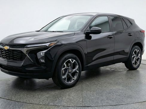 Used 2025 Chevrolet Trax LT FWD image 3