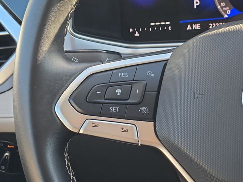 Used 2025 Volkswagen Taos SE image 17