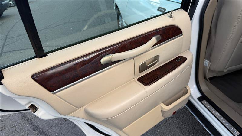 Used 2007 Lincoln Town Car Signature Limited RWD image 17