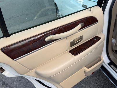 Used 2007 Lincoln Town Car Signature Limited RWD image 17