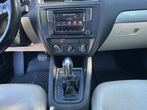 Used 2017 Volkswagen Jetta SE image 21
