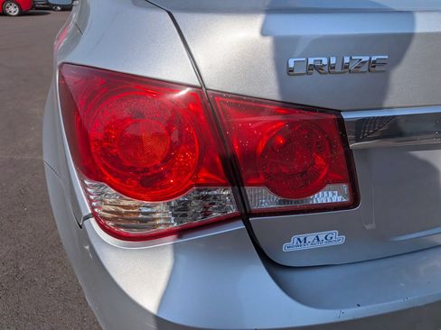 Used 2016 Chevrolet Cruze LT w/ Technology Package FWD image 12