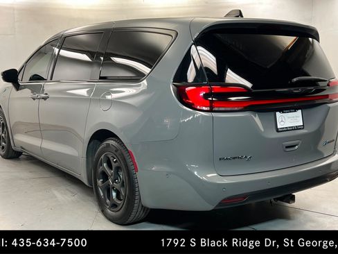 Used 2023 Chrysler Pacifica Limited w/ Uconnect Theater Family Group FWD image 3