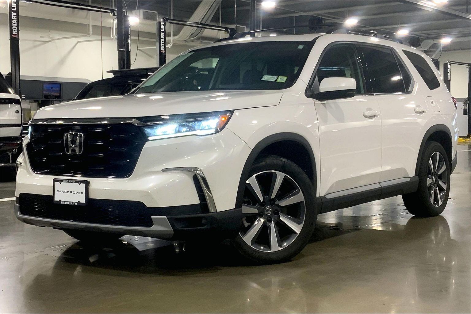 Used 2025 Honda Pilot Touring image 1