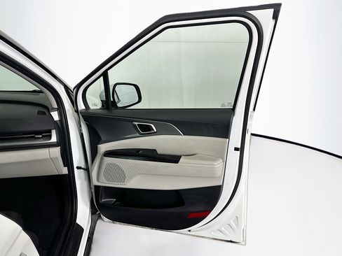 Used 2024 Kia Carnival LX image 32