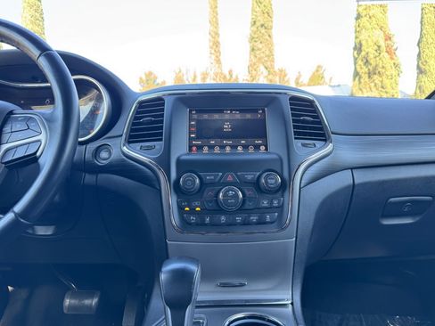 Used 2021 Jeep Grand Cherokee Laredo image 15