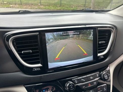 Used 2024 Chrysler Pacifica Touring-L image 33