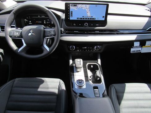 New 2026 Mitsubishi Outlander SE image 17