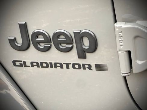 Used 2023 Jeep Gladiator Sport AWD/4WD image 9